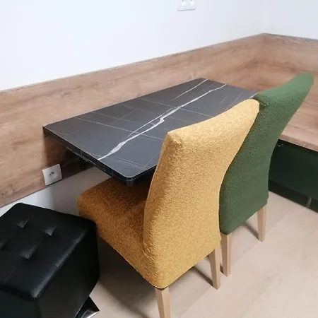 Apartment 2x2x2 - Novy 2 Izbovy Apartman, 2-minuty Od Letiska, 2- Garaze Pressburg