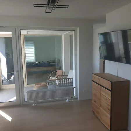 Apartment 2x2x2 - Novy 2 Izbovy Apartman, 2-minuty Od Letiska, 2- Garaze *