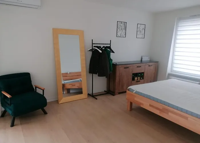 2x2x2 - Novy 2 Izbovy Apartman, 2-minuty Od Letiska, 2- Garaze Apartmán *