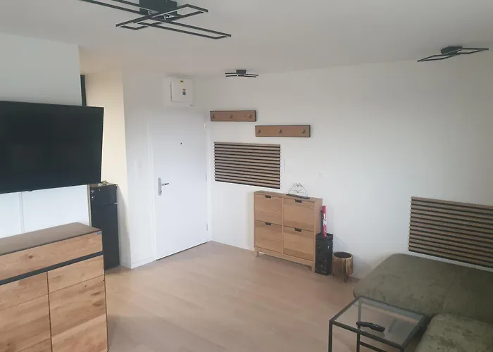 2x2x2 - Novy 2 Izbovy Apartman, 2-minuty Od Letiska, 2- Garaze דירה