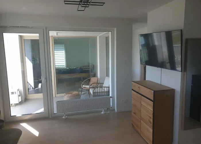 Apartmán 2x2x2 - Novy 2 Izbovy Apartman, 2-minuty Od Letiska, 2- Garaze *