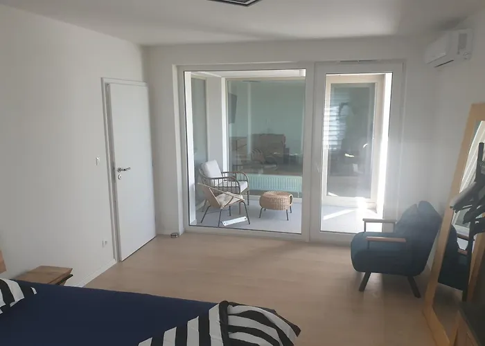 2x2x2 - Novy 2 Izbovy Apartman, 2-minuty Od Letiska, 2- Garaze