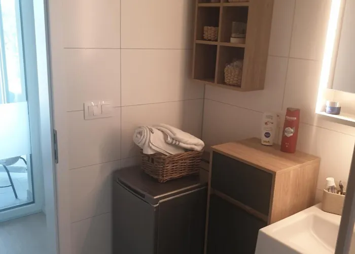 2x2x2 - Novy 2 Izbovy Apartman, 2-minuty Od Letiska, 2- Garaze דירה ברטיסלאבה