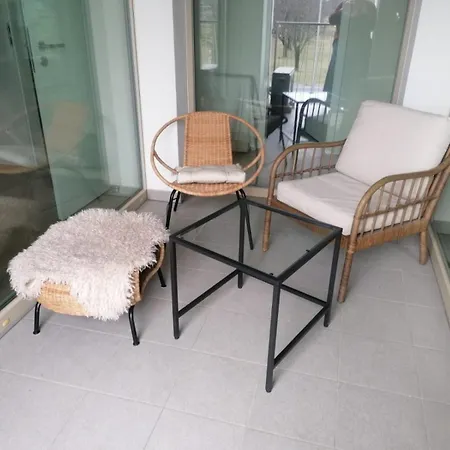 2x2x2 - Nový 2 Izbový Apartmán, 2-minúty Od Letiska, 2- Garáže Apartamento *