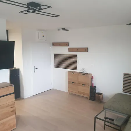 2x2x2 - Nový 2 Izbový Apartmán, 2-minúty Od Letiska, 2- Garáže Apartamento