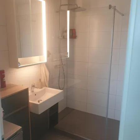 2x2x2 - Nový 2 Izbový Apartmán, 2-minúty Od Letiska, 2- Garáže Apartamento *