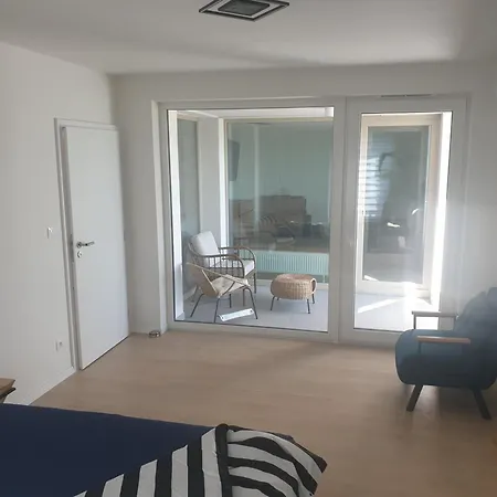 2x2x2 - Nový 2 Izbový Apartmán, 2-minúty Od Letiska, 2- Garáže