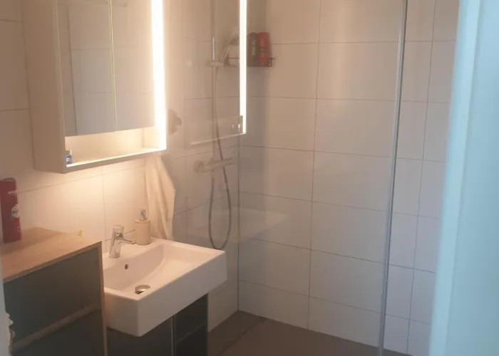 2x2x2 - Novy 2 Izbovy Apartman, 2-minuty Od Letiska, 2- Garaze Apartment *